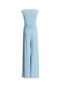 Combinaison bleu clair avec un corsage cintré et un pantalon à jambes larges. Présente un détail froncé au dos et une fermeture éclair dans le dos.