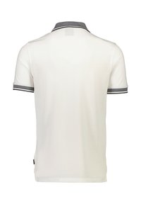 Vit kortärmad polo med marinblå krage och mudd med randiga detaljer. Tillverkad av mjukt, lättviktsmaterial. Bakåtblick visas.