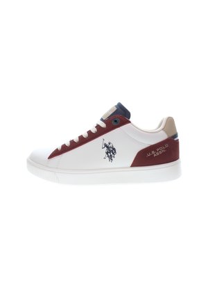 Sneaker bianco con dettagli bordeaux e particolari blu navy. Presenta un logo sul lato, lacci bianchi e una suola texturizzata. Materiale in pelle liscia.