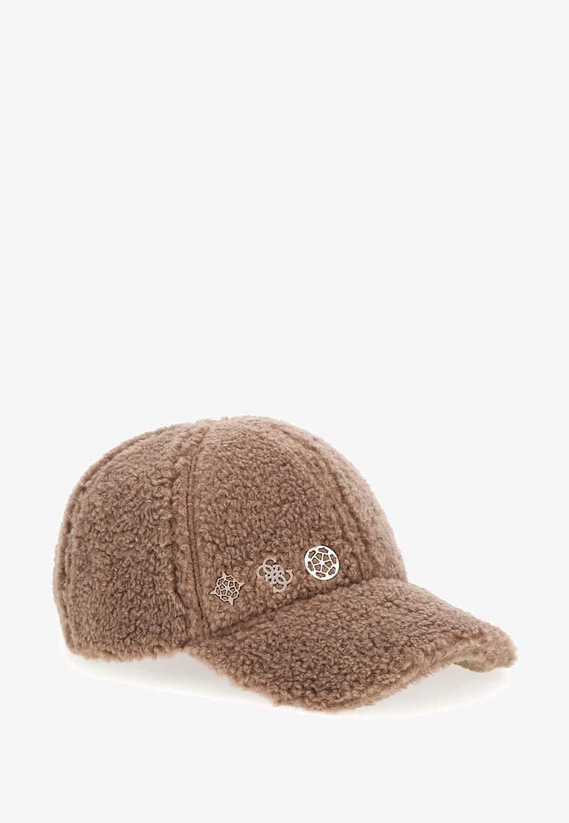 Cappello in fleece marrone con corono arrotondata, visiera curvata e tre accenti decorativi metallici sul lato anteriore. Texture morbida e aspetto caldo.