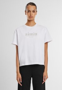 aim’n® CLUB BOXY - Nyomott mintás póló - white