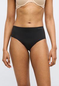 Μαύρο ψηλόμεσο εσώρουχο με ομαλή υφή, με διακριτική επωνυμία στη μέση. Κατασκευασμένο από ελαστικό, ελαφρύ ύφασμα.