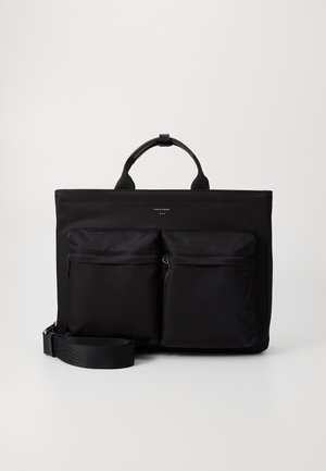 Sac rectangulaire noir avec deux poches avant zippées, poignées courtes et bandoulière amovible sur fond clair uni.