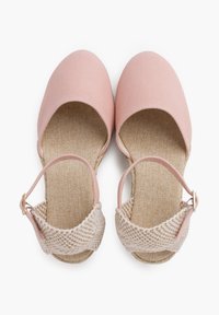 Espadrilles en toile rose avec une sangle en jute beige, design ouvert au niveau des orteils et détail de boucle à la cheville. Semelle intérieure texturée pour plus de confort.
