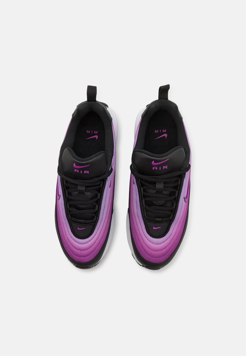 Sneakers Nike Air con una tomaia a gradiente viola con dettagli neri, lacci rotondi e suola testurizzata. Design leggero e sportivo.