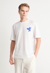 HUGO NOLLICO - Μπλουζάκι με στάμπα - white