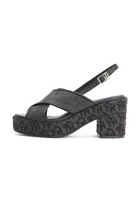 Sandali platform neri con design a fasce incrociate, tomaia in tessuto testurizzato e tacco chunky con motivo. Cinturino alla caviglia regolabile con fibbia in metallo.