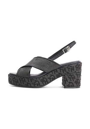 Sandali platform neri con design a fasce incrociate, tomaia in tessuto testurizzato e tacco chunky con motivo. Cinturino alla caviglia regolabile con fibbia in metallo.