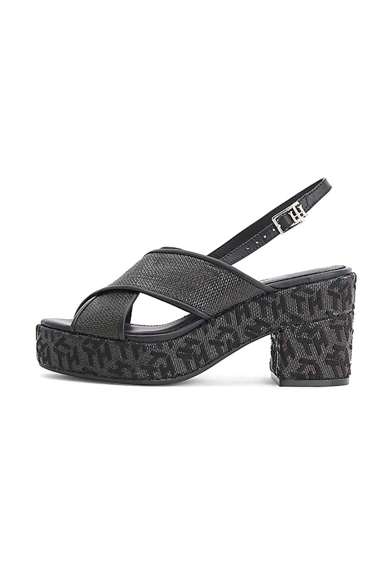 Sandali platform neri con design a fasce incrociate, tomaia in tessuto testurizzato e tacco chunky con motivo. Cinturino alla caviglia regolabile con fibbia in metallo.