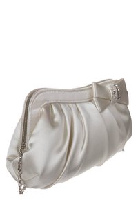 Pochette in satin avorio con design plissettato, fiocco decorativo e accento di gioielli. Presenta una tracolla in metallo argentato e chiusura con zip.