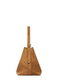 Borsa trapezoidale in suede marrone con una singola tracolla regolabile e fibbia dorata, esposta su sfondo bianco.