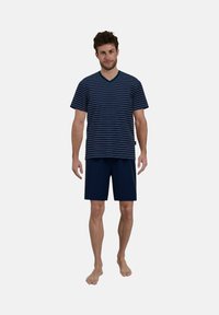 Navy gestreiftes V-Ausschnitt-T-Shirt, kombiniert mit einfarbigen navyblauen Shorts. Das Shirt hat kurze Ärmel und besteht aus einem weichen Material, das sich gut für die Freizeit eignet.