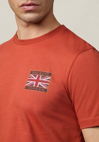 Hackett London HERITAGE RALLY UJK  - Triko s potiskem - burnt orange