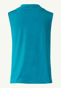 Bezramkowy turkusowy top wykonany z miękkiego materiału, z okrągłym kołnierzykiem i prostym wzornictwem bez wzorów czy ozdób.