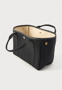 Crna platnena torba u obliku pravokutnika, s teksturiranim vanjskim dijelom, zlatnim detaljima i bež unutrašnjosti. Dvije crne upletene ručke.