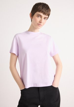 Lila katoenen T-shirt met korte mouwen en een ronde halslijn, met een tonale Calvin Klein-logo in het midden, gladde textuur.