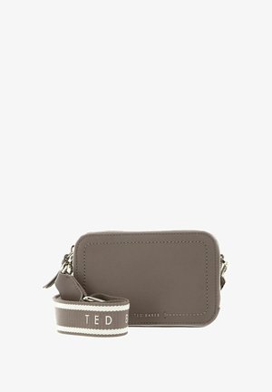 Portefeuille gris en cuir avec fermeture éclair tout autour et sangle rayée détachable ; présente un design minimaliste et des détails de couture subtils.