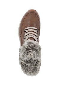 Brązowe skórzane sneakersy z szarym futerkiem na kołnierzu, białymi sznurowadłami i zaokrąglonym noskiem. Posiadają teksturowaną powierzchnię i amortyzującą podeszwę.