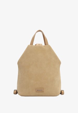 Sac à dos en daim beige avec une poignée supérieure, des bretelles réglables et un petit patch logo rectangulaire au centre en bas.