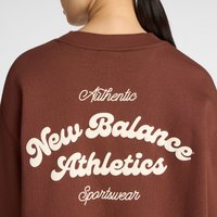 Sweatshirt castanho com texto em relevo branco: "Autêntica Nova Balance Atletismo Sportswear." Design de gola redonda com um acabamento texturizado.