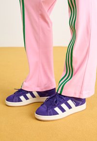 CAMPUS 00S W - Sneaker low - collegiate purple/core white