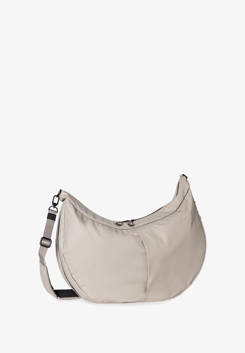 Borsa beige morbida e sbragata con forma curvata. Presenta una chiusura con zip e una tracolla regolabile con accenti in metallo nero.