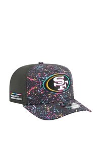 Schwarze Snapback-Mütze mit buntem Spritzmuster, ausgestattet mit einem gestickten SF-Logo und einem Seitenpatch mit der Aufschrift "Crucial Catch Intercept Cancer."