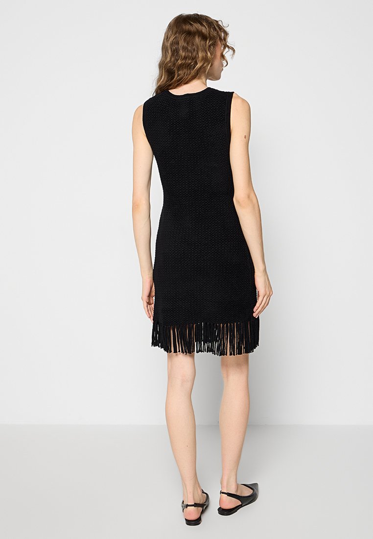 Schwarzes ärmelloses Strickkleid mit einer strukturierten Oberfläche und Fransensaum-Detail. Entworfen für eine figurbetonte Silhouette, geeignet für die Freizeit.