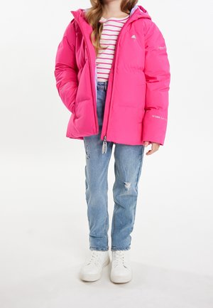 Doudoune rose vif avec capuche, fermeture éclair et détails de logo. Associée à un jean bleu clair usé et des baskets blanches.