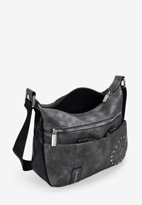 Bolso bandolera de imitación cuero gris con múltiples bolsillos con cremallera y diseño circular con tachuelas. Correa ajustable, textura suave, forma compacta.