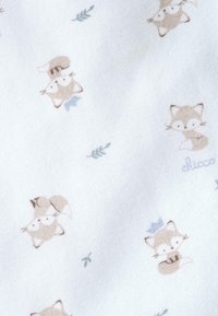 Tissu en coton présentant des illustrations ludiques de renards et de feuilles dans des couleurs pastel douces sur un fond clair. Texture lisse.