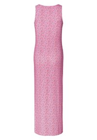 Robe longue sans manches en tissu rose clair avec un motif répétitif de feuilles dans des tons rose foncé et orange. Texture lisse ; silhouette ajustée.