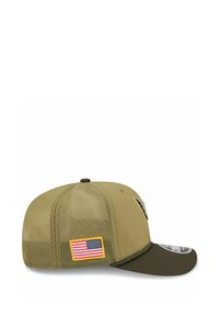 Casquette en khaki avec visière plate, dos en maille, patch du drapeau américain et logo brodé à l'avant. Le matériau semble synthétique.