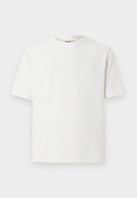 Tricou alb cu mânecă scurtă, prezentând un model texturat, guler rotund și o croială lejeră. Materialul pare ușor și respirabil.