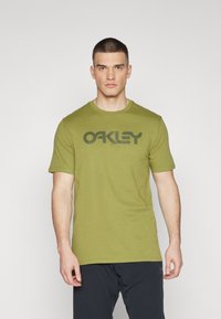 Oakley - MARK TEE  - Nyomott mintás póló - fern Miniatűr kép 1