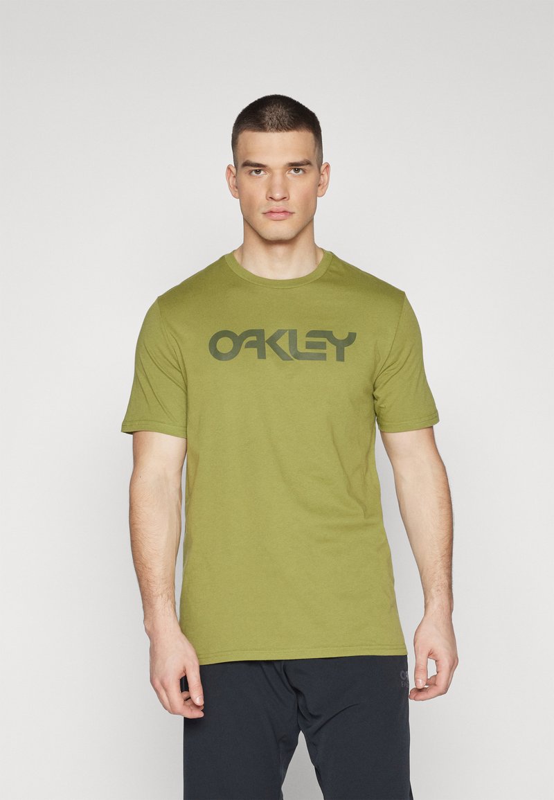 Oakley - MARK TEE  - Nyomott mintás póló - fern, Nagyítás