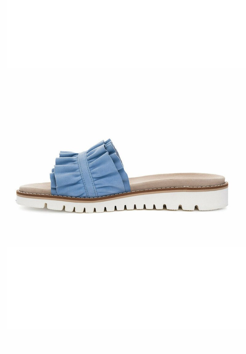 Blauwe stoffen slidesandalen met een gerimpelde bovenkant, gevoerde inlegzool en een contrasterende witte rubberen zool met groeven voor grip.