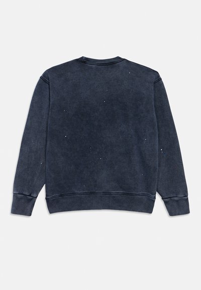 Σκούρα μπλε φούτερ με απαλό, υφασμάτινο φινίρισμα. Λαιμόκοψη τύπου crew και μακριά μανίκια, με μικρές πολύχρωμες πιτσιλιές διάσπαρτες στην πλάτη.