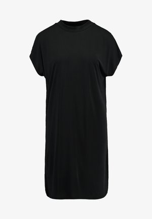 Fekete, rövidujjú ruha kerek nyakkivágással, sima anyagból készült. Lazán illeszkedő fazonnal és oldalsó hasítékokkal rendelkezik a szabad mozgás érdekében.