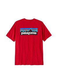 Camiseta roja de manga corta con un gráfico colorido de montañas y el logo de "patagonia" centrado en la parte posterior.