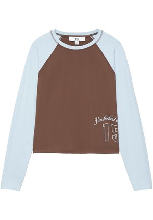Chemise à manches longues avec corps marron et manches bleu clair, avec le texte "I'm locked in 15" en bas à droite sur le devant.
