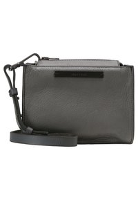 Bolso bandolera de cuero gris con forma rectangular, con una correa fina ajustable y una placa de logo sutil en el frente. Textura lisa.