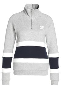 Grå fleecepullover med hög krage, främre dragkedja och horisontella marinblå och vita ränder över kroppen och ärmarna. adidas-logotyp på bröstet.