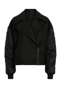 Veste noire courte avec larges revers, fermeture éclair diagonale et manches rembourrées comportant une poche zippée sur le bras gauche.