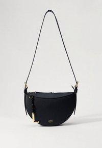 Borsa a tracolla mezza luna in pelle nera con dettagli dorati, superficie texturizzata, tracolla regolabile e chiusura con zip. Logo stampato sul davanti.