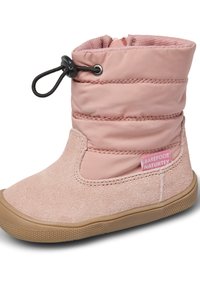 Růžová semišová kotníková bota s měkkým prošívaným svrškem, elastickým stahováním a hnědou gumovou podrážkou. Na boku se nachází logo.