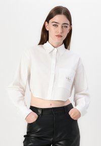 Calvin Klein Jeans LABEL CROPPED SHIRT - Blusa - white