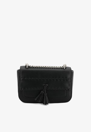 Zwarte leren handtas met geweven details, zilveren kettinghengsel en twee kwastjes aan de voorkant. Rechthoekige vorm met een gladde textuur.