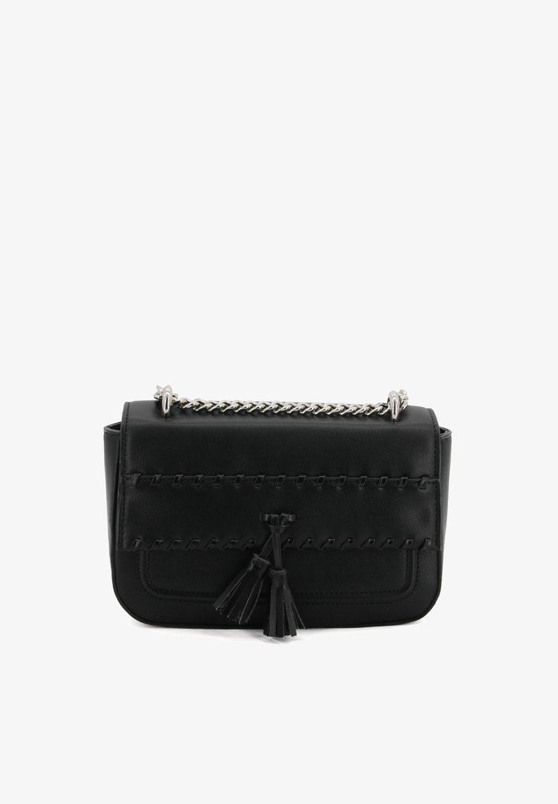 Czarna skórzana torebka z plecionymi detalami, srebrnym łańcuszkiem i dwoma chwostami na przedniej części. Prostokątny kształt o gładkiej fakturze.