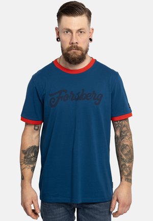 Blauw T-shirt met korte mouwen en een rode kraag en mouwen. Voorzien van de tekst "Forsberg" in donkerblauw. Gemaakt van katoen met een gladde textuur.